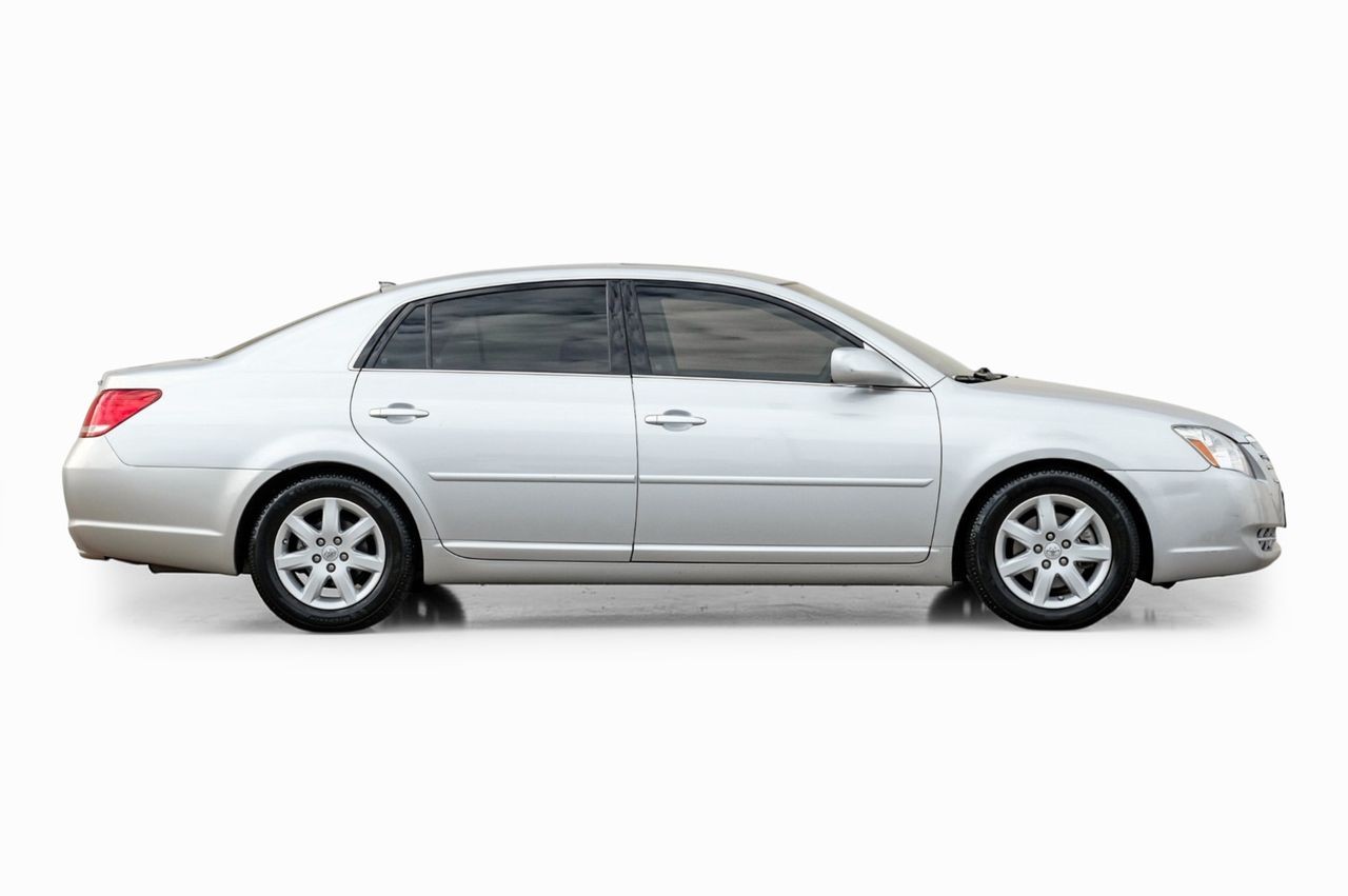 Toyota Avalon Vehicle Main Gallery Image 08
