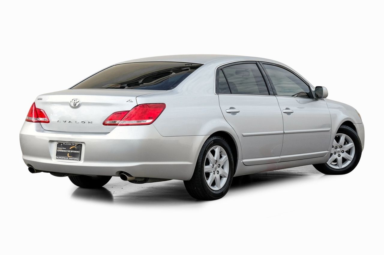 Toyota Avalon Vehicle Main Gallery Image 09