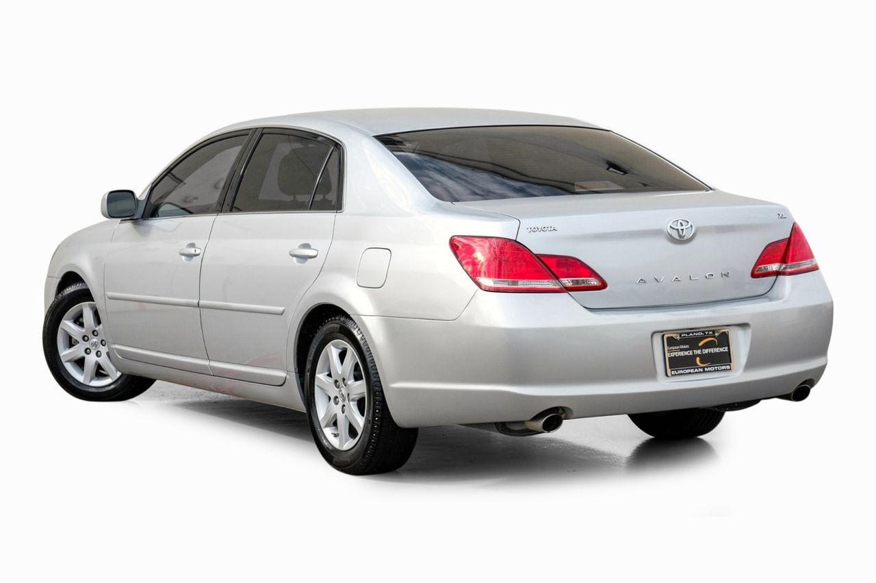 Toyota Avalon Vehicle Main Gallery Image 11