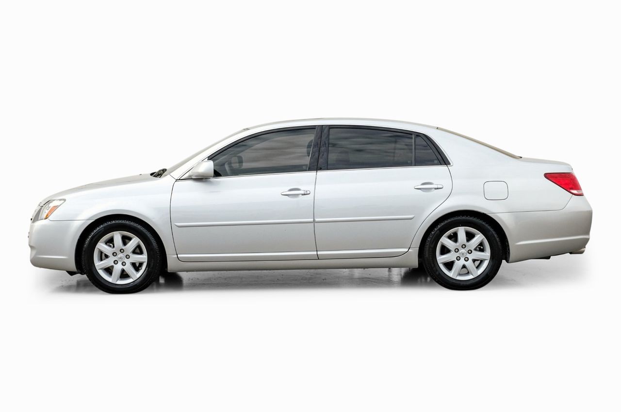 Toyota Avalon Vehicle Main Gallery Image 12