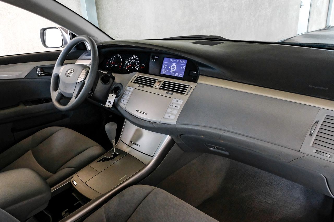 Toyota Avalon Vehicle Main Gallery Image 13