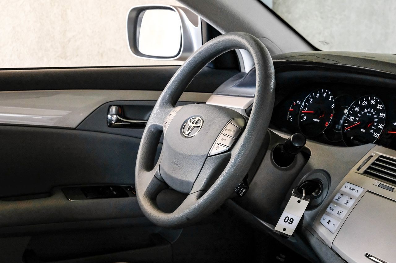 Toyota Avalon Vehicle Main Gallery Image 14