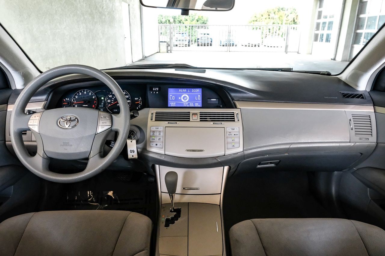 Toyota Avalon Vehicle Main Gallery Image 15