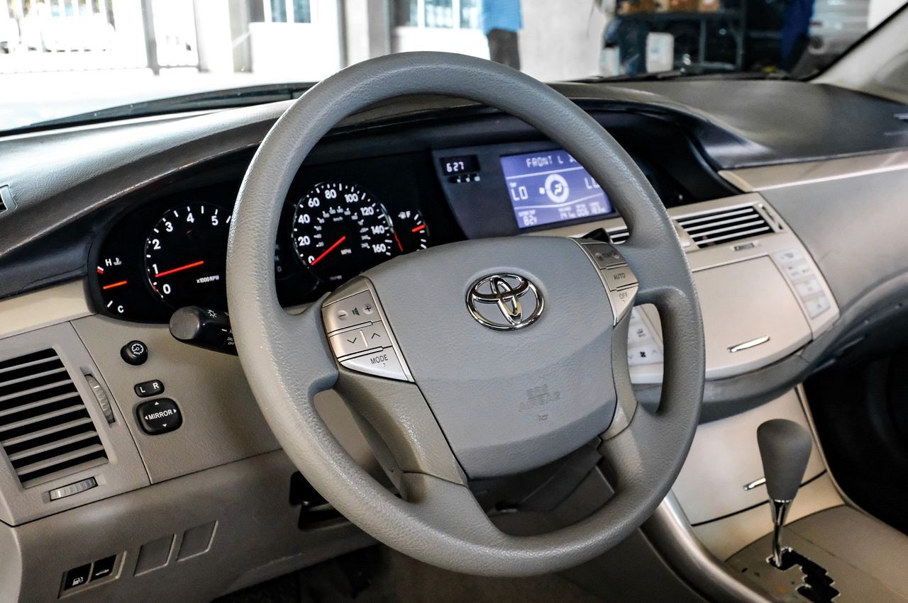 Toyota Avalon Vehicle Main Gallery Image 16