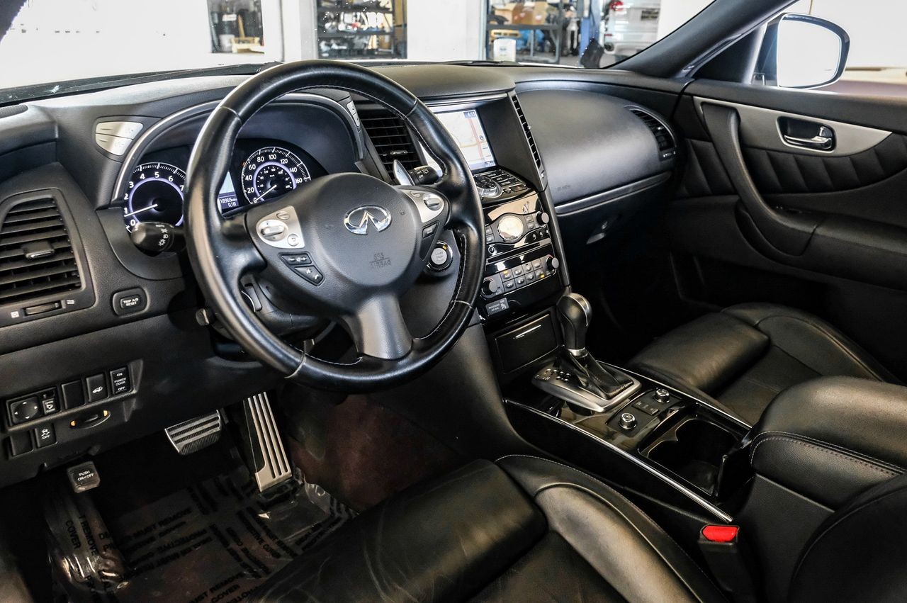 INFINITI QX70 Vehicle Main Gallery Image 03