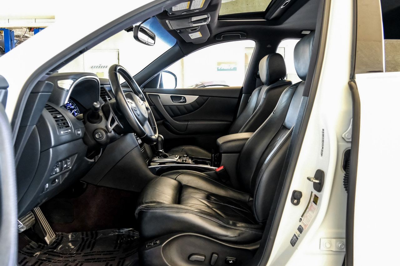 INFINITI QX70 Vehicle Main Gallery Image 04