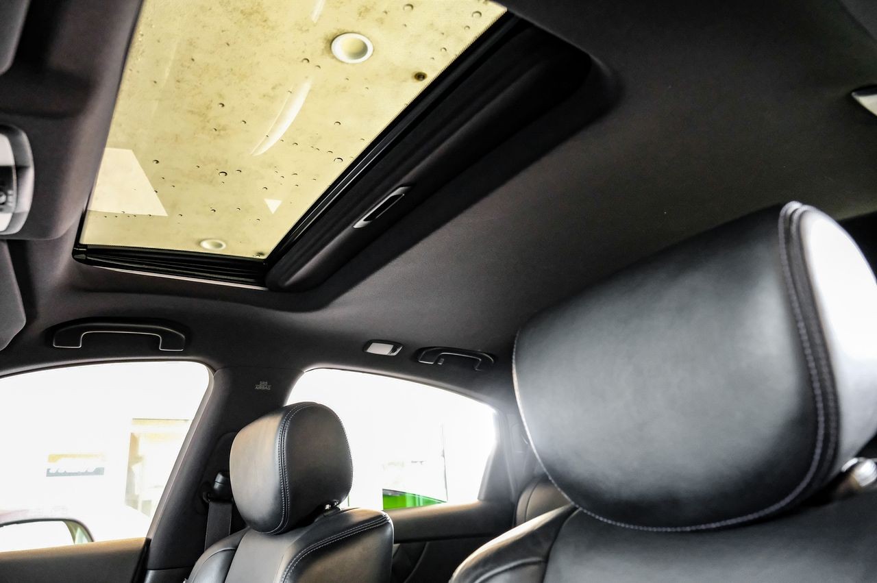 INFINITI QX70 Vehicle Main Gallery Image 05