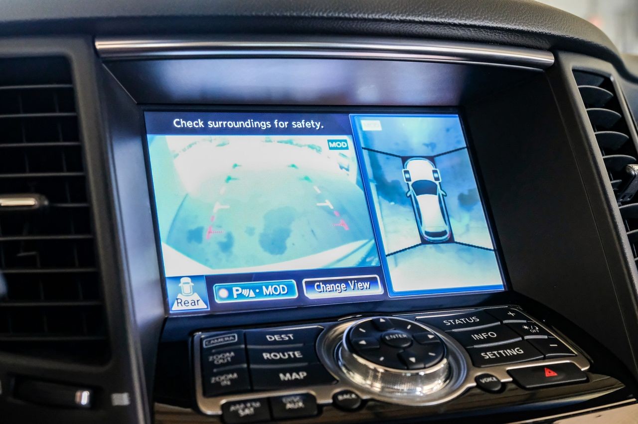 INFINITI QX70 Vehicle Main Gallery Image 14