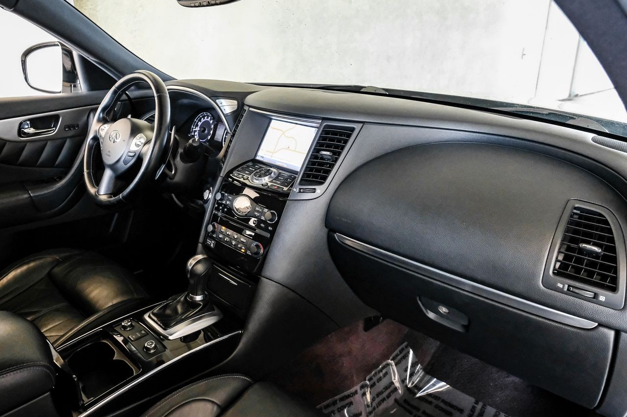 INFINITI QX70 Vehicle Main Gallery Image 15