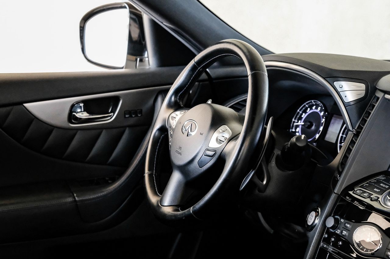 INFINITI QX70 Vehicle Main Gallery Image 16
