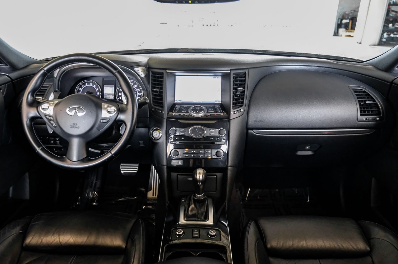 INFINITI QX70 Vehicle Main Gallery Image 17