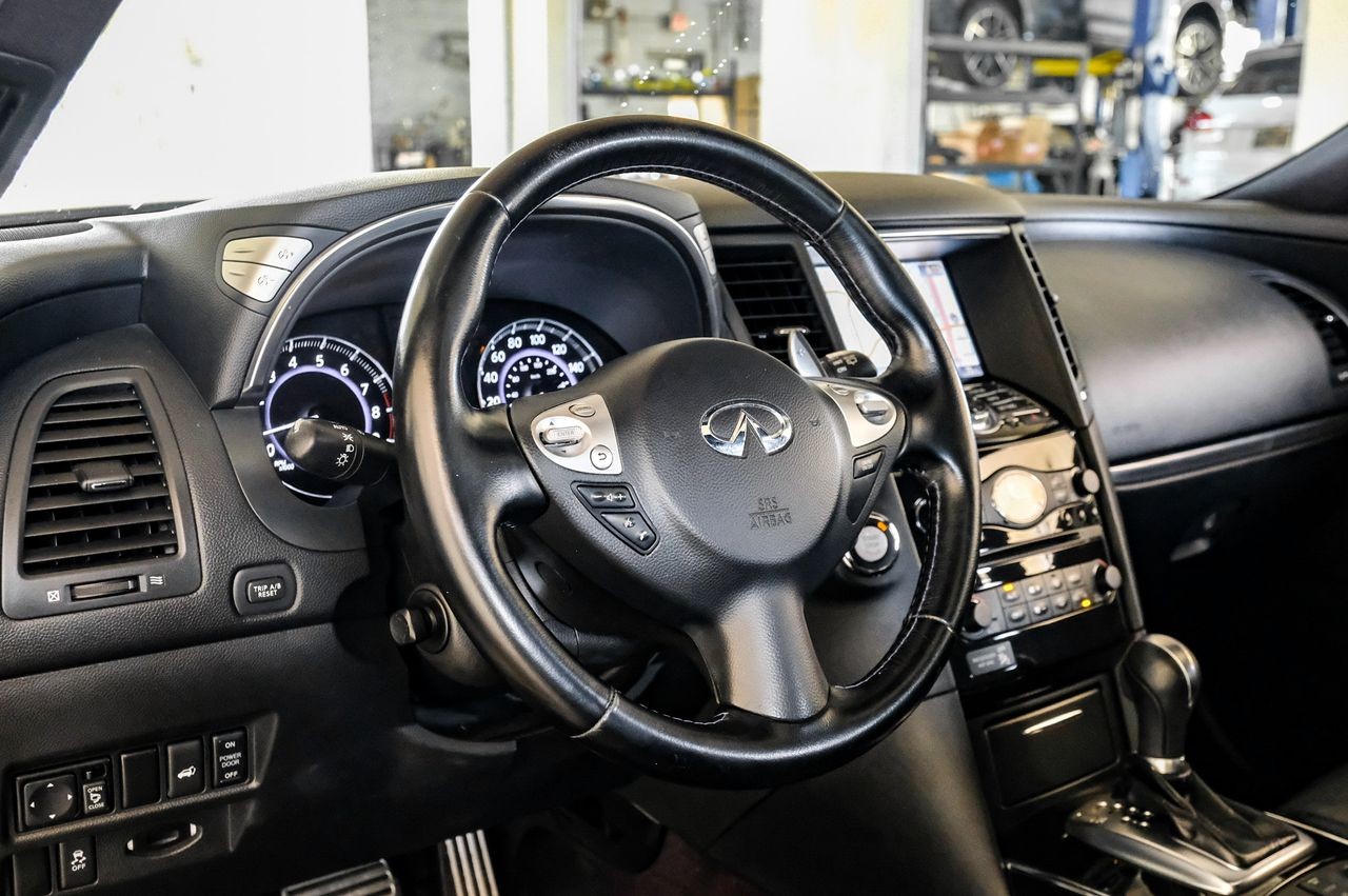 INFINITI QX70 Vehicle Main Gallery Image 18