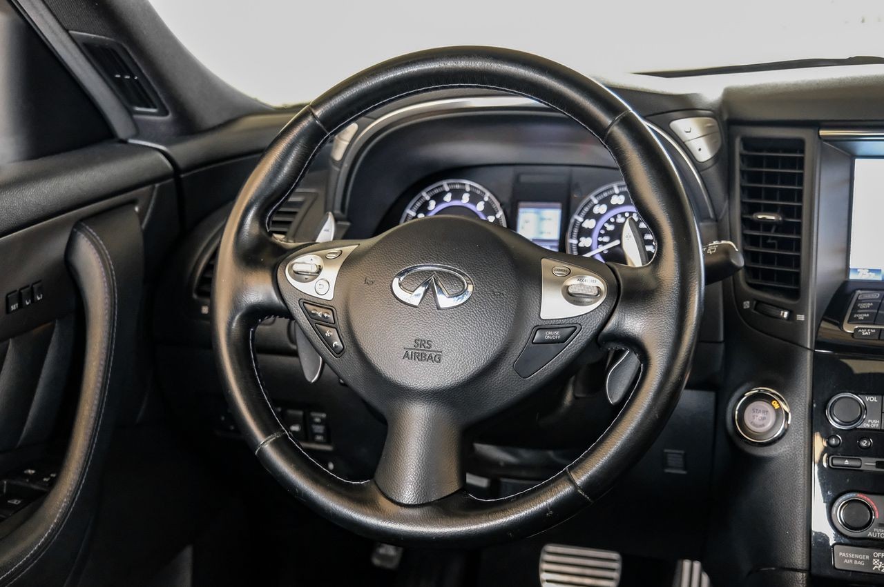 INFINITI QX70 Vehicle Main Gallery Image 19
