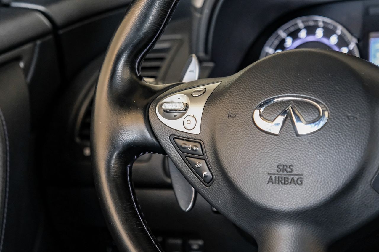 INFINITI QX70 Vehicle Main Gallery Image 20