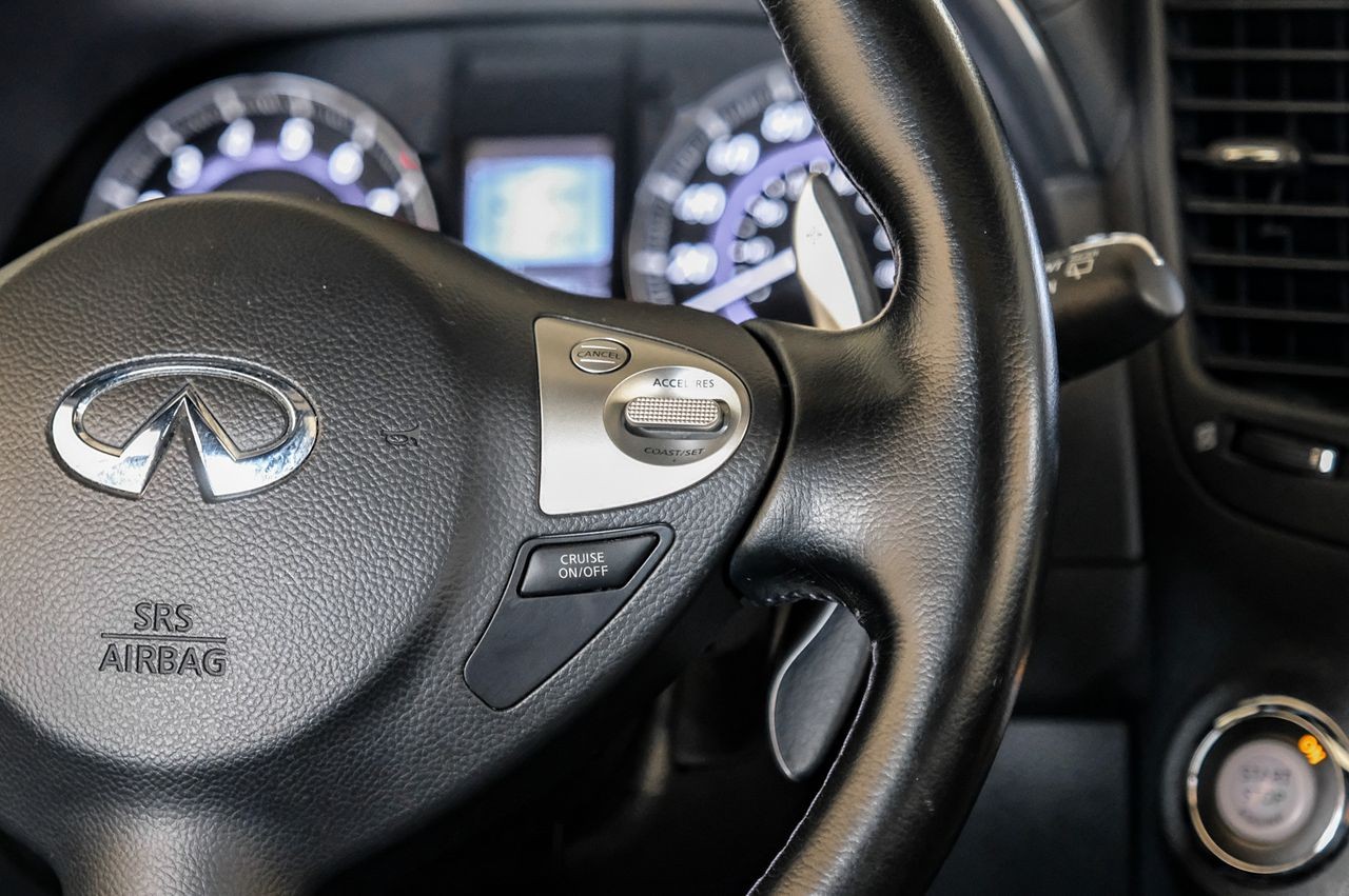 INFINITI QX70 Vehicle Main Gallery Image 21