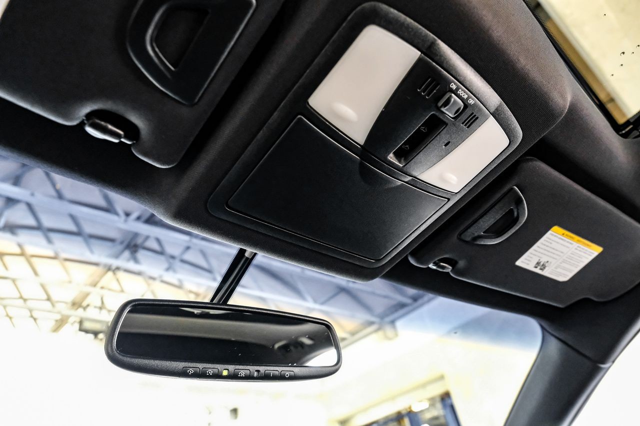 INFINITI QX70 Vehicle Main Gallery Image 24