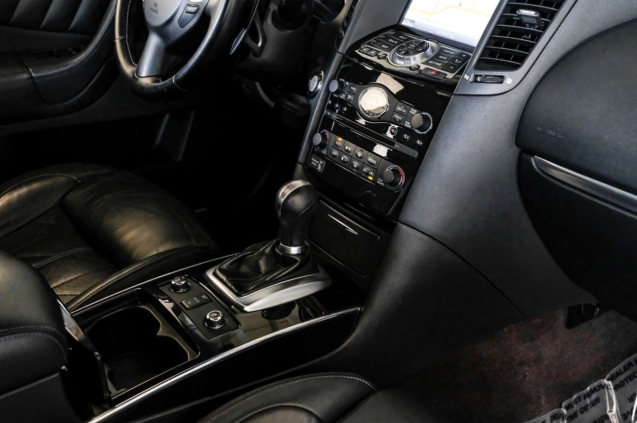 INFINITI QX70 Vehicle Main Gallery Image 25