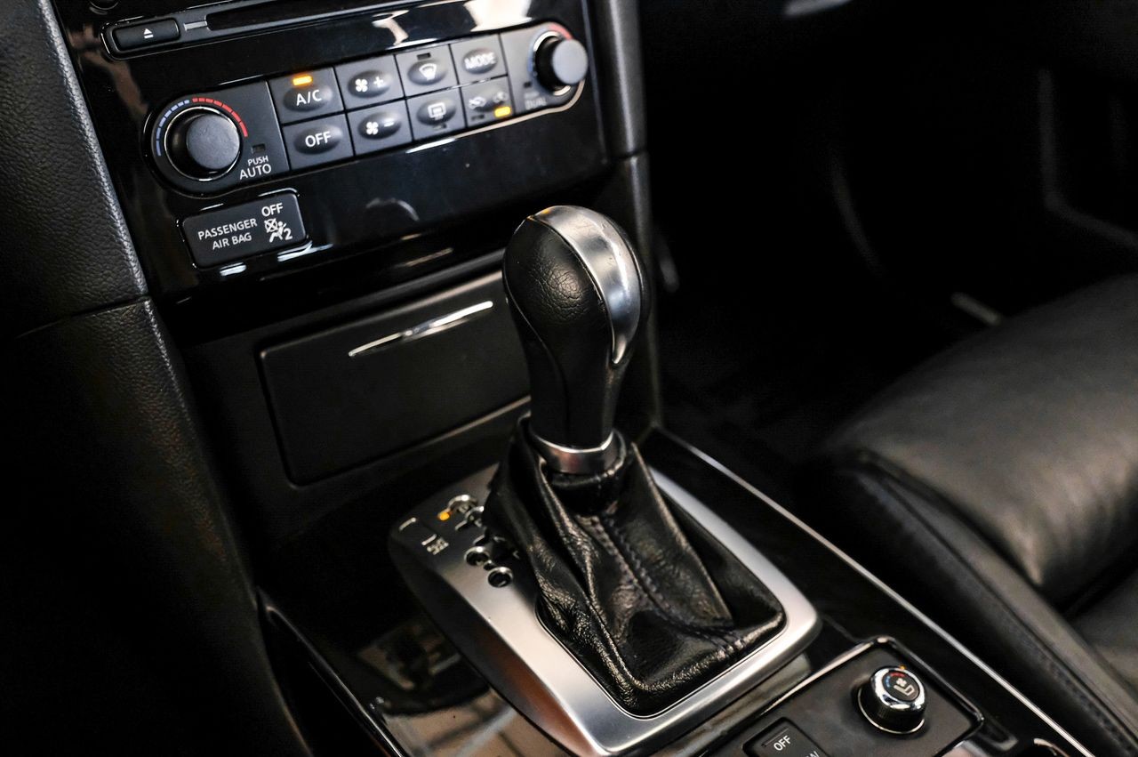INFINITI QX70 Vehicle Main Gallery Image 26