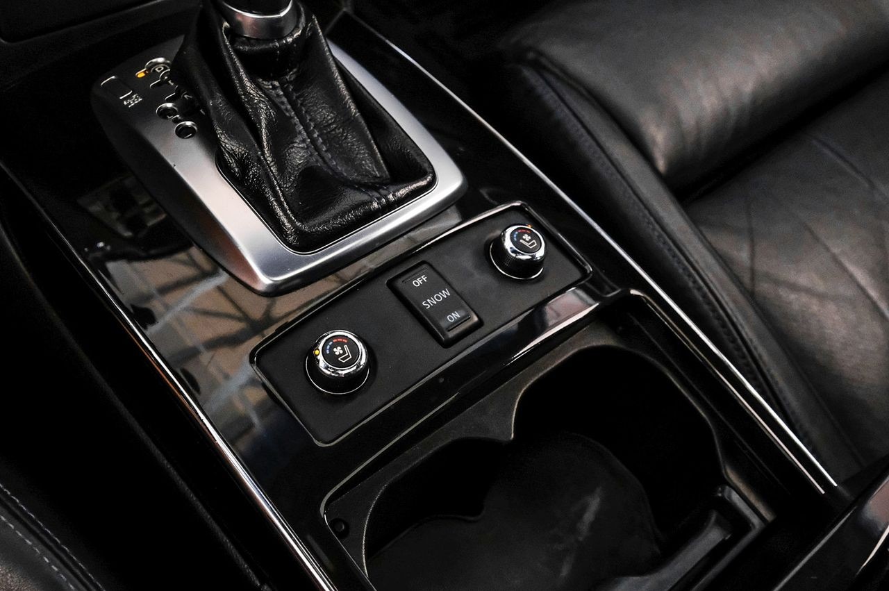 INFINITI QX70 Vehicle Main Gallery Image 27