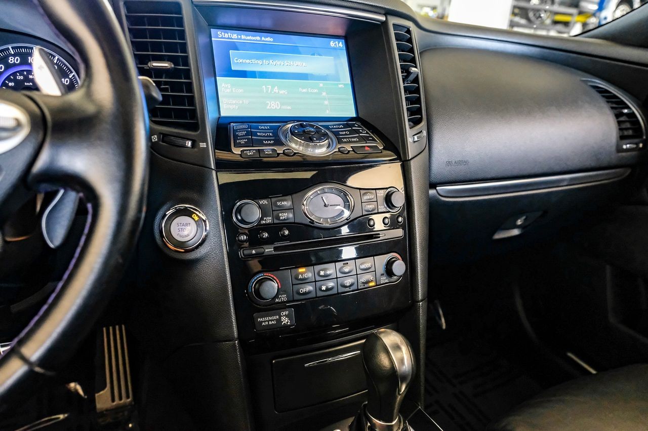 INFINITI QX70 Vehicle Main Gallery Image 28