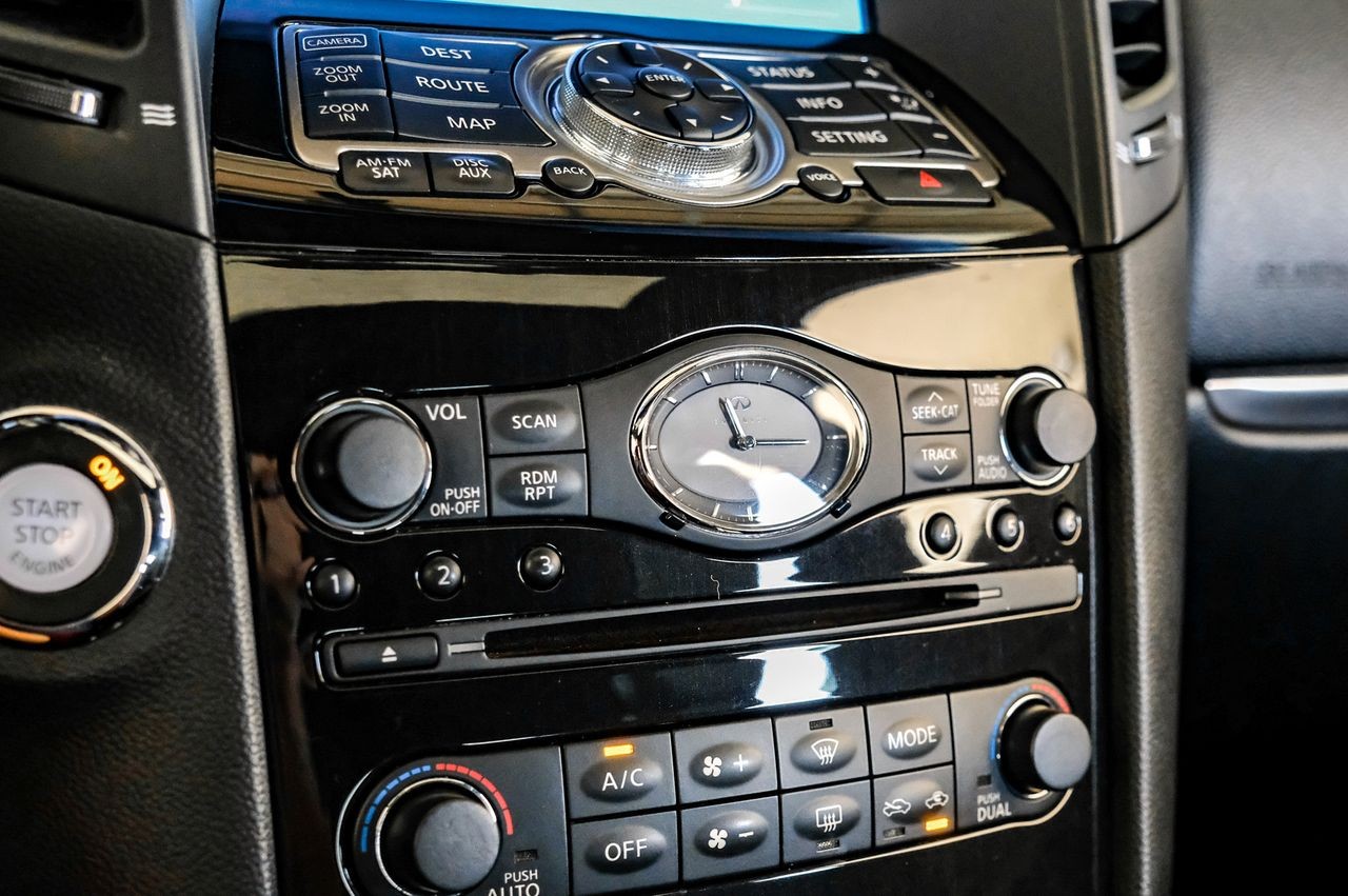 INFINITI QX70 Vehicle Main Gallery Image 29