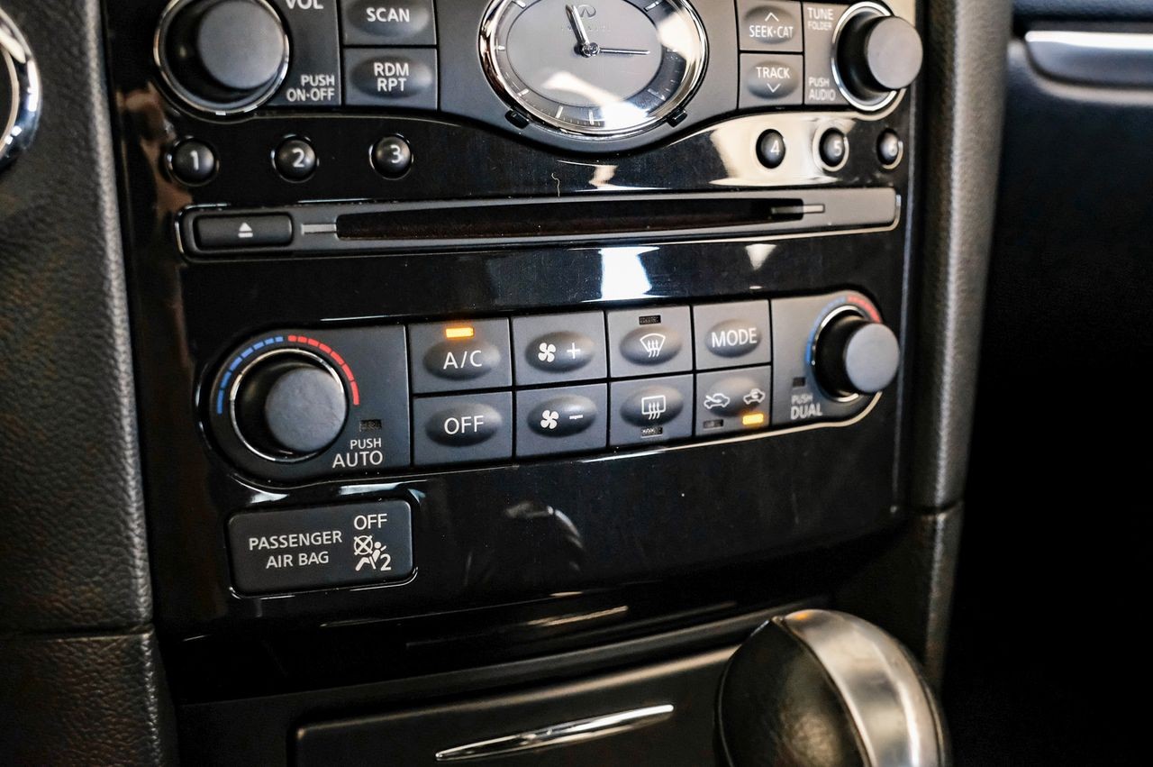 INFINITI QX70 Vehicle Main Gallery Image 30
