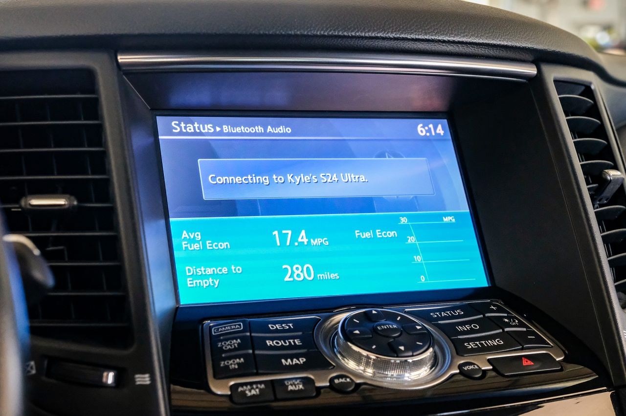 INFINITI QX70 Vehicle Main Gallery Image 31