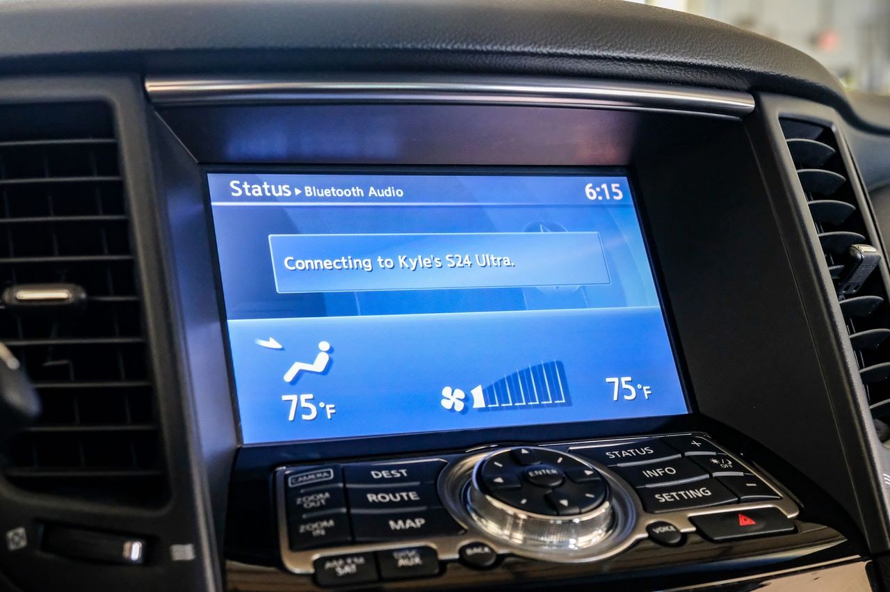 INFINITI QX70 Vehicle Main Gallery Image 32