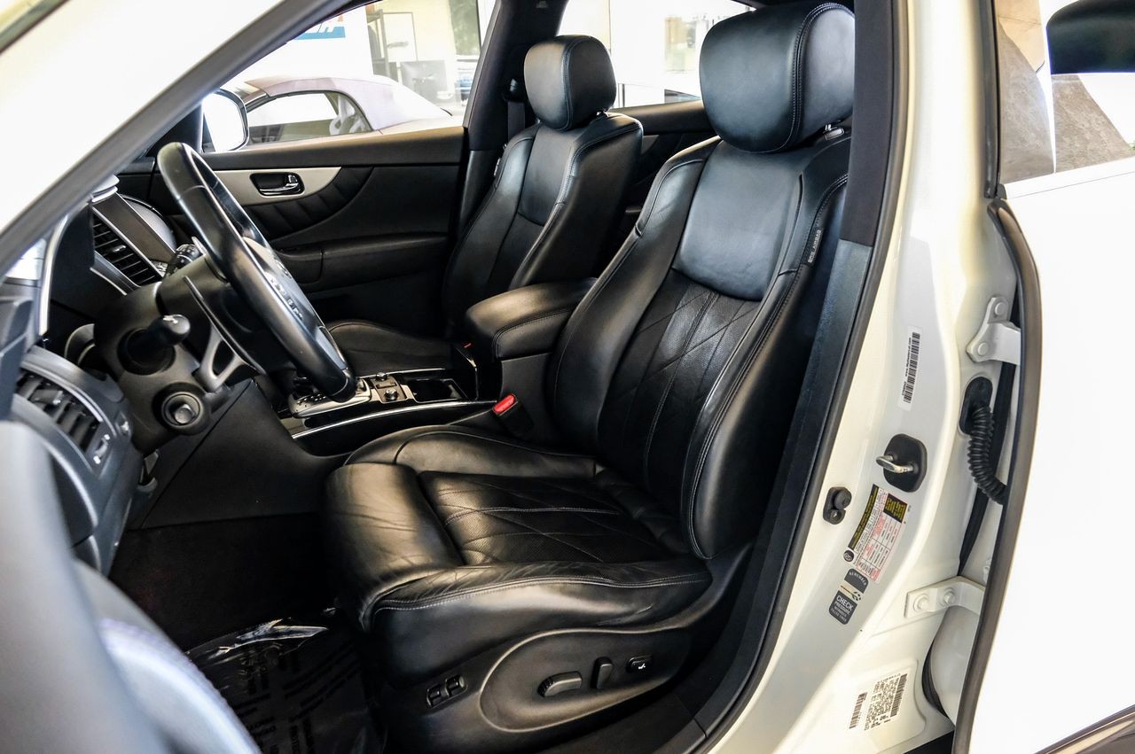 INFINITI QX70 Vehicle Main Gallery Image 36