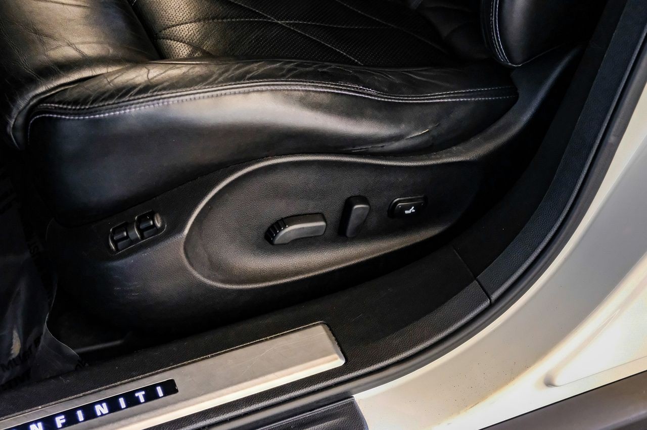 INFINITI QX70 Vehicle Main Gallery Image 37