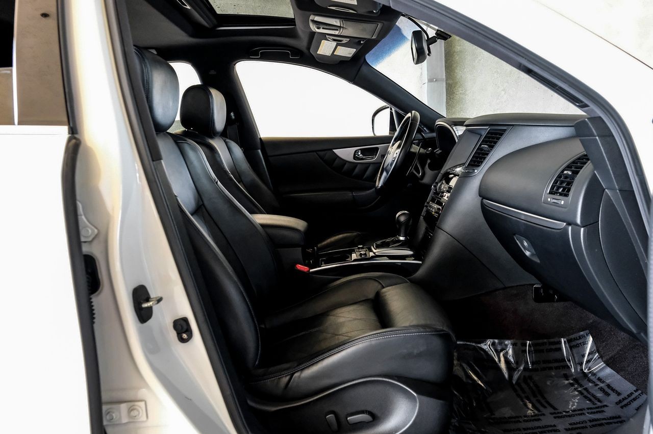 INFINITI QX70 Vehicle Main Gallery Image 39