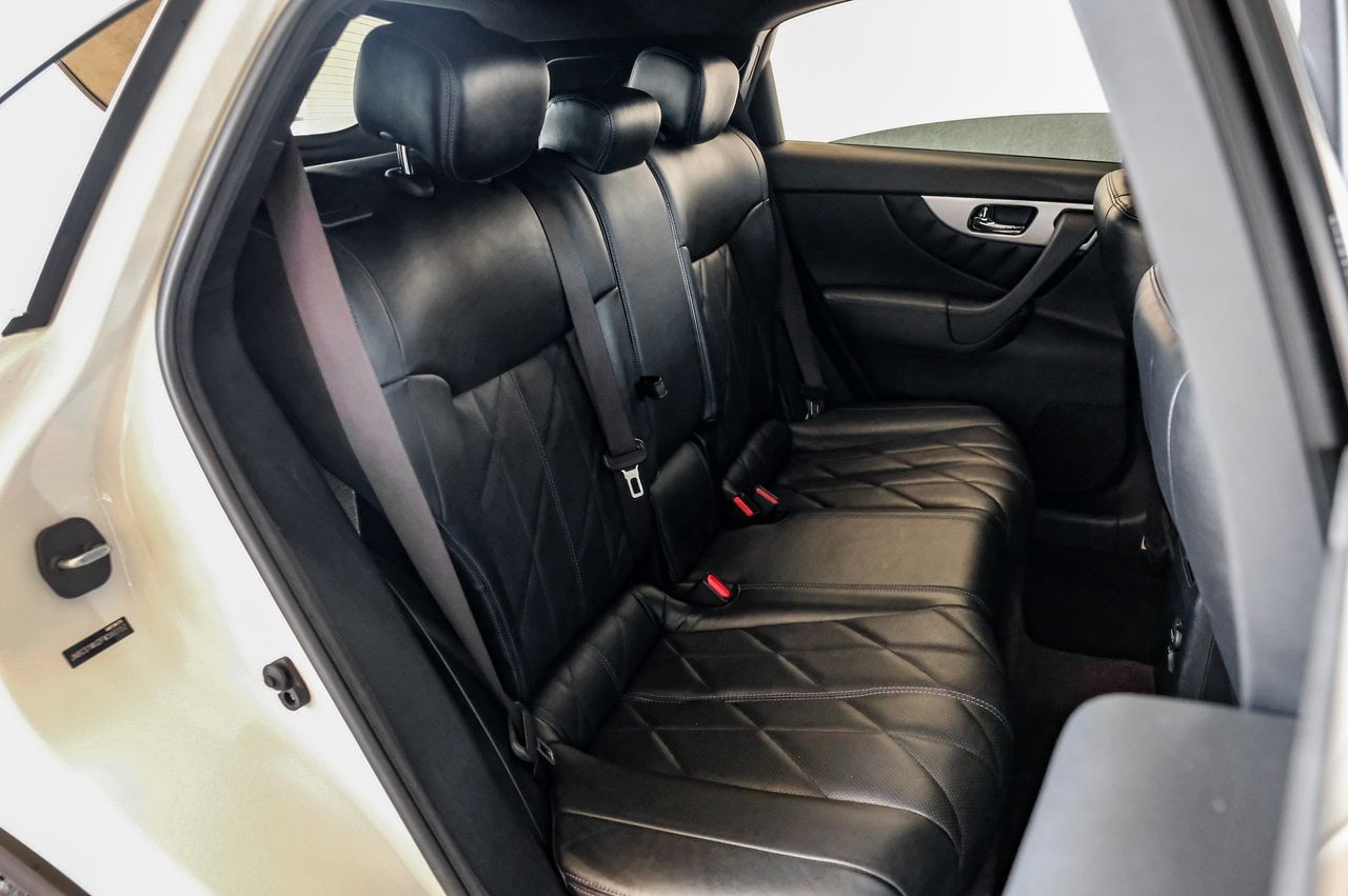 INFINITI QX70 Vehicle Main Gallery Image 40