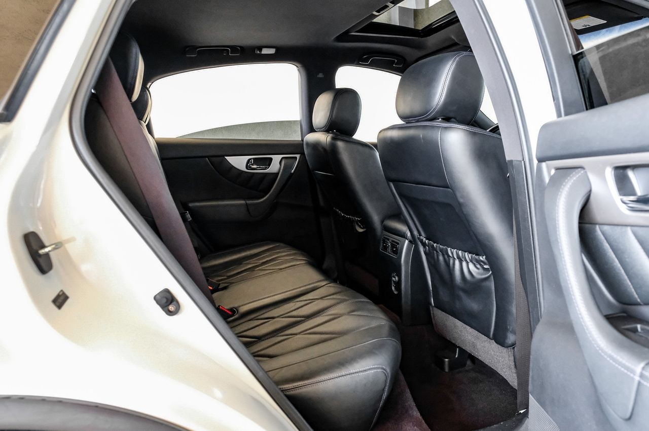 INFINITI QX70 Vehicle Main Gallery Image 41