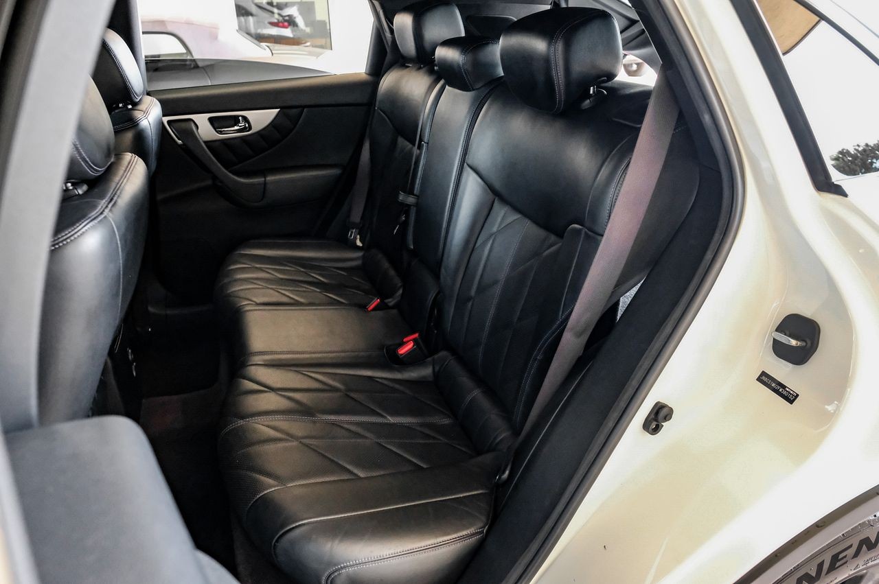 INFINITI QX70 Vehicle Main Gallery Image 43