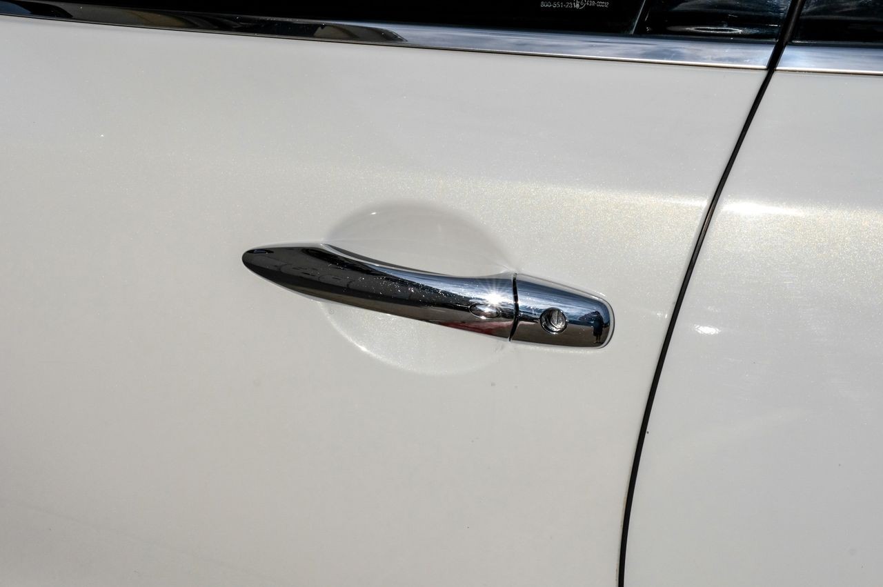INFINITI QX70 Vehicle Main Gallery Image 44