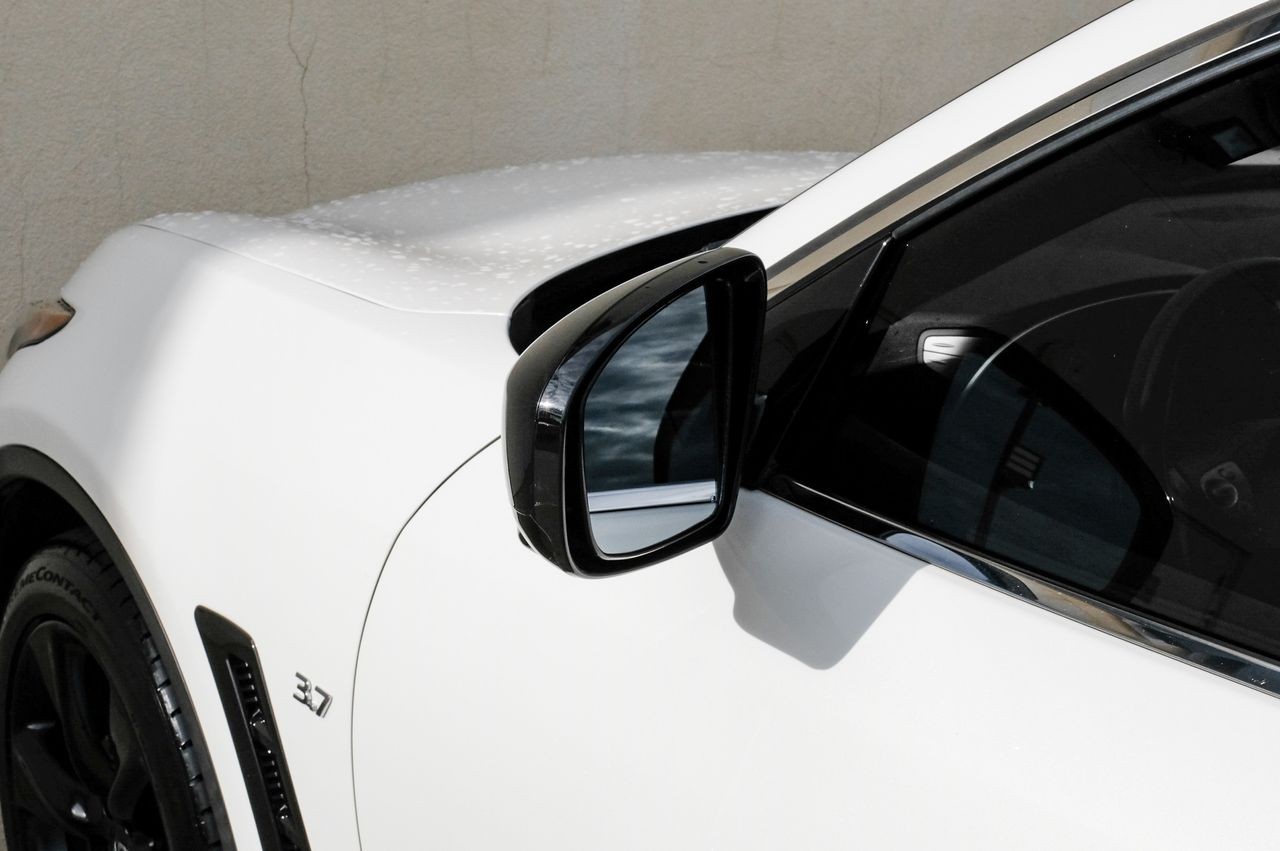 INFINITI QX70 Vehicle Main Gallery Image 45