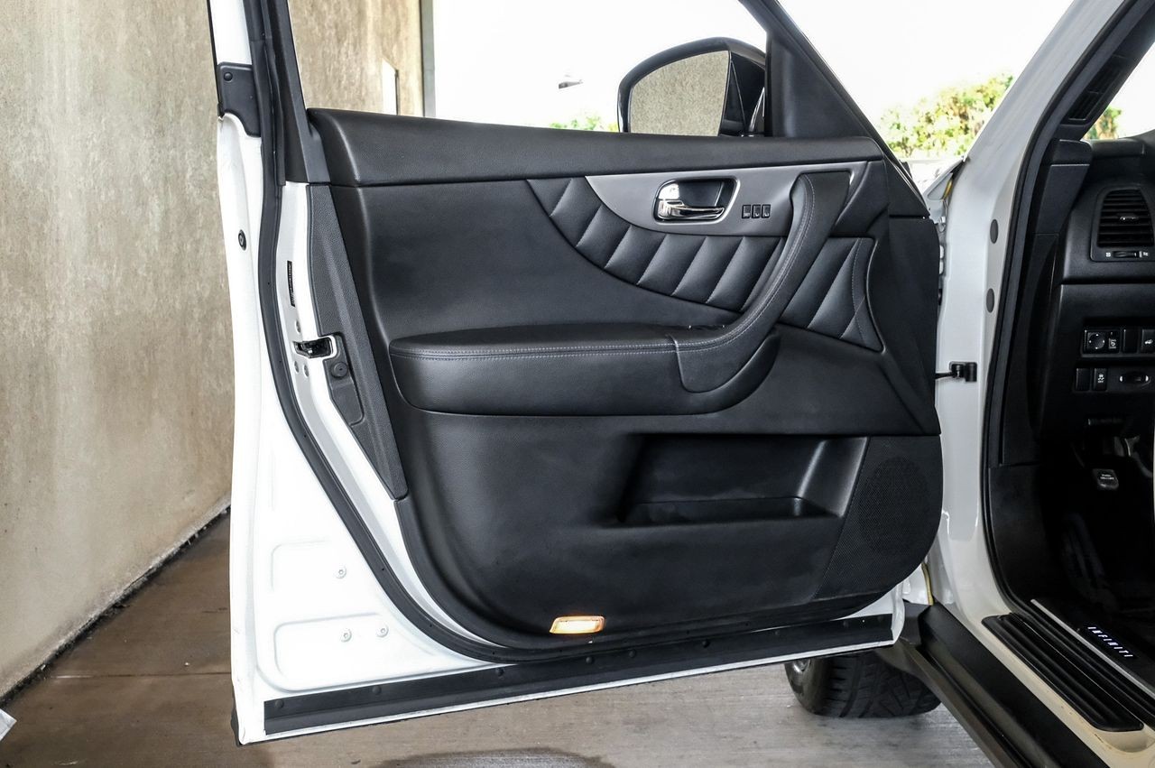 INFINITI QX70 Vehicle Main Gallery Image 46