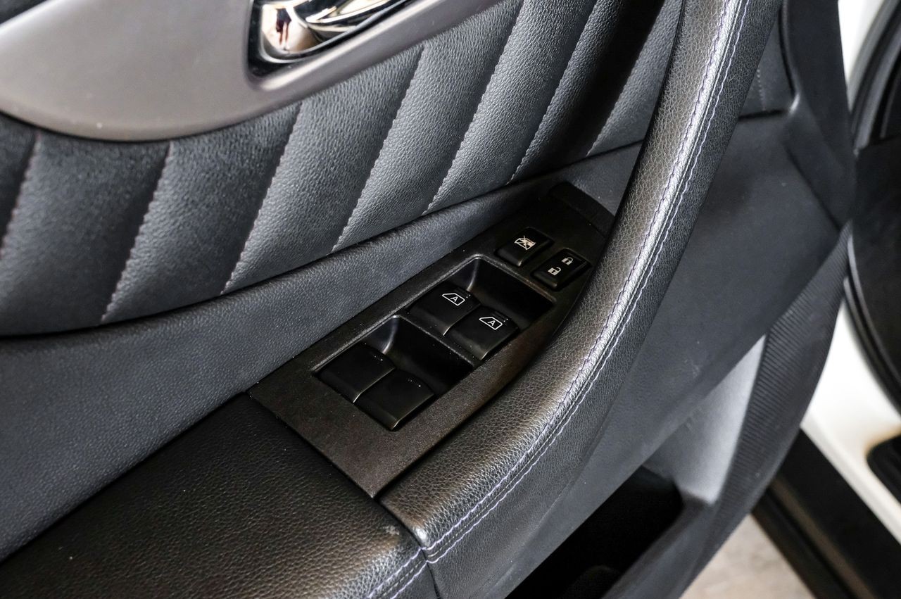 INFINITI QX70 Vehicle Main Gallery Image 47