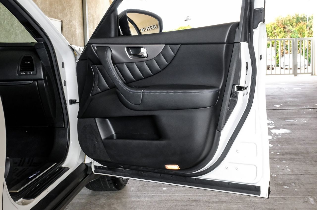 INFINITI QX70 Vehicle Main Gallery Image 48