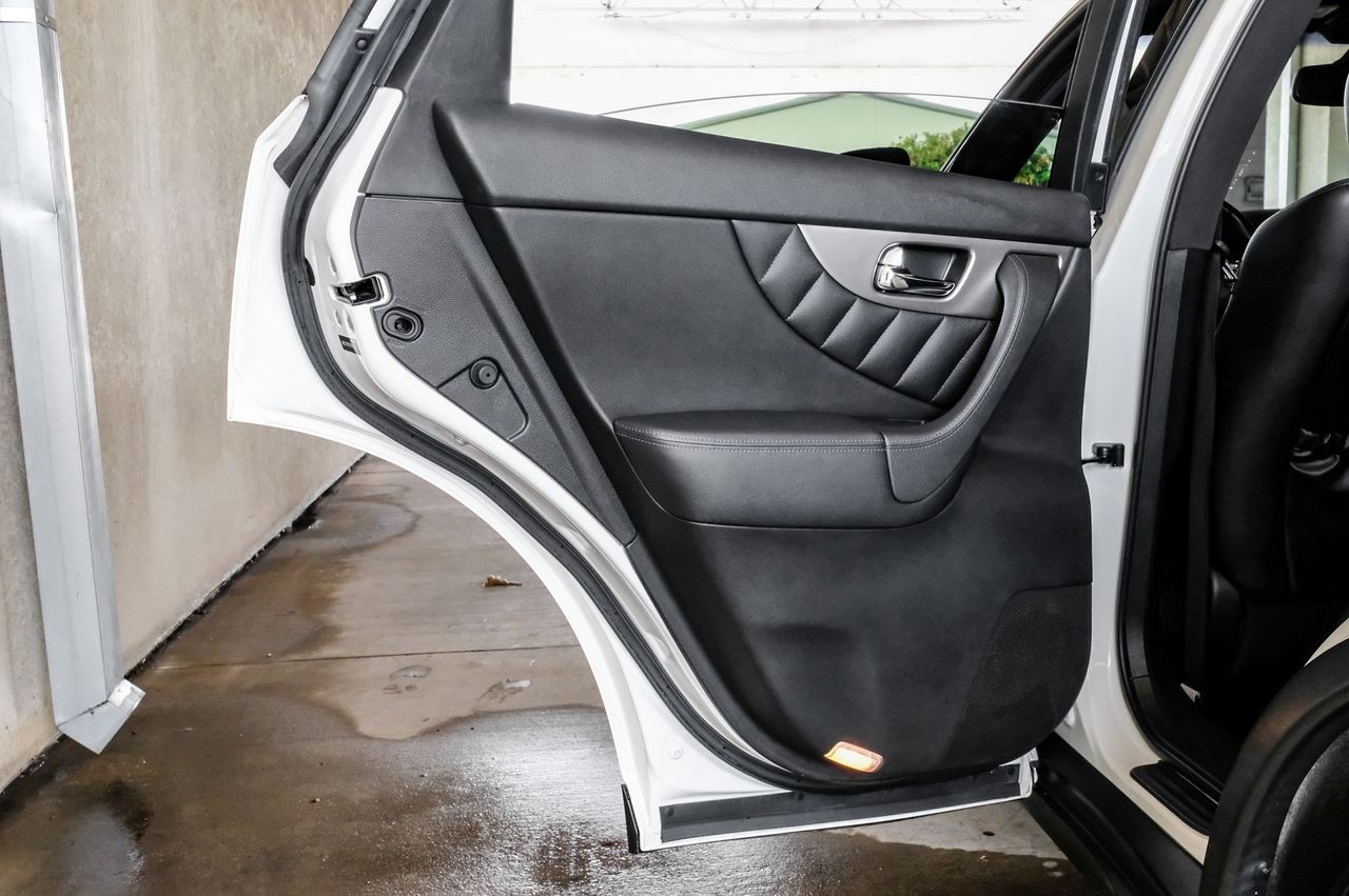 INFINITI QX70 Vehicle Main Gallery Image 49
