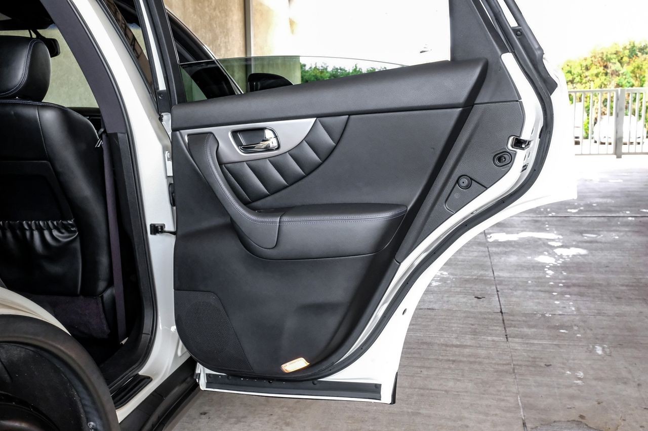 INFINITI QX70 Vehicle Main Gallery Image 50