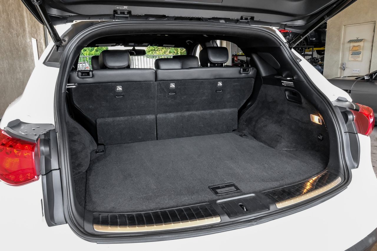 INFINITI QX70 Vehicle Main Gallery Image 54