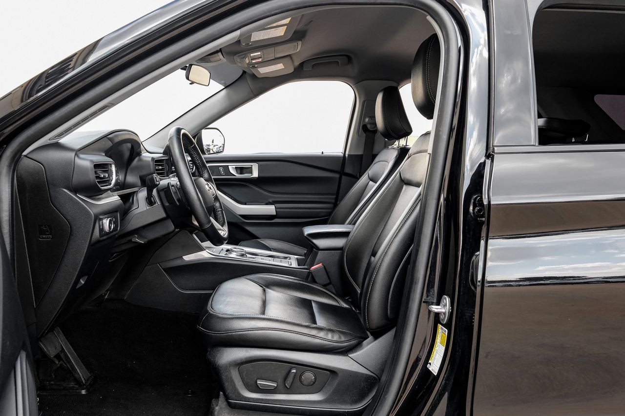 Ford Explorer Vehicle Main Gallery Image 04