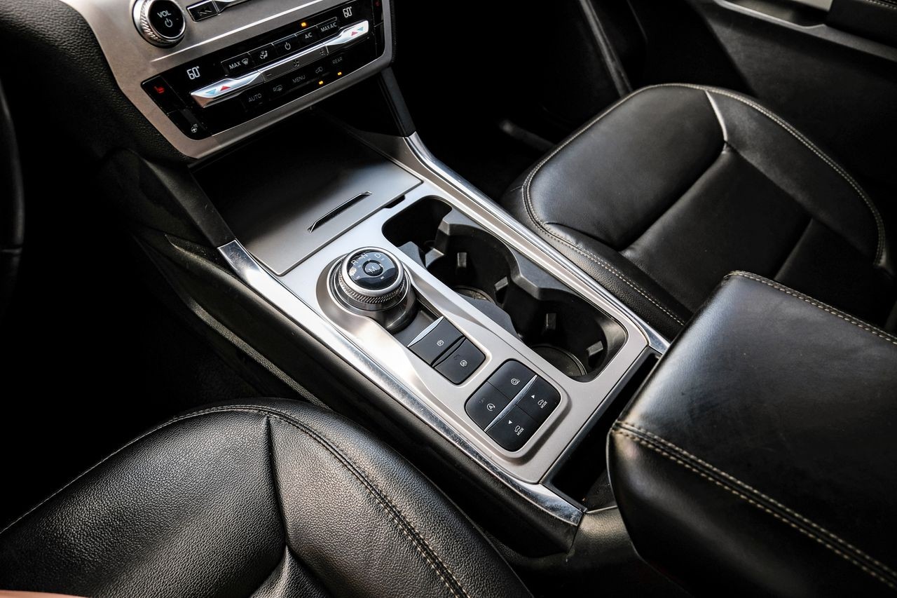 Ford Explorer Vehicle Main Gallery Image 18