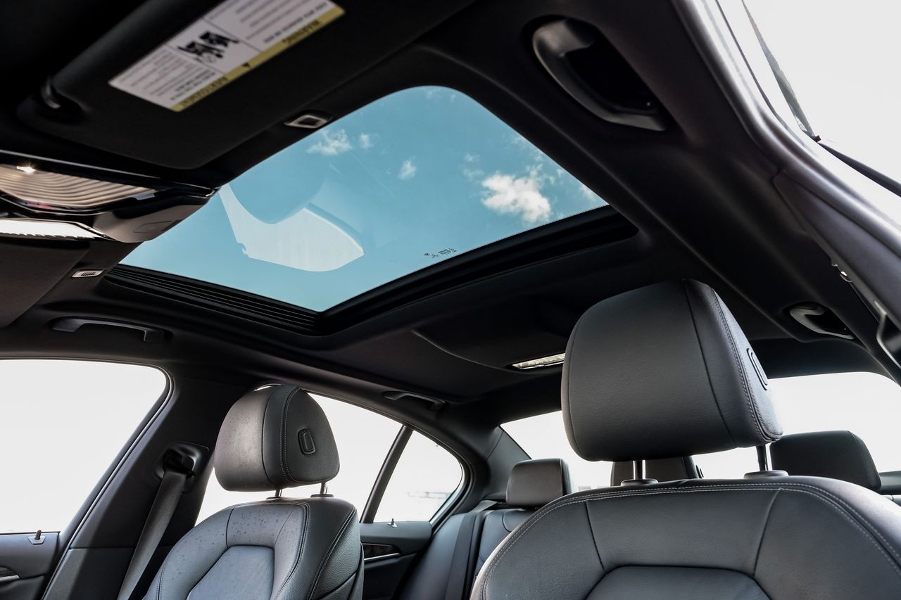 BMW 5 Series Vehicle Main Gallery Image 05