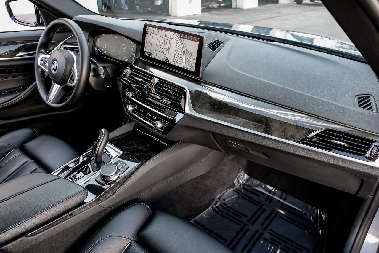 BMW 5 Series Vehicle Main Gallery Image 13
