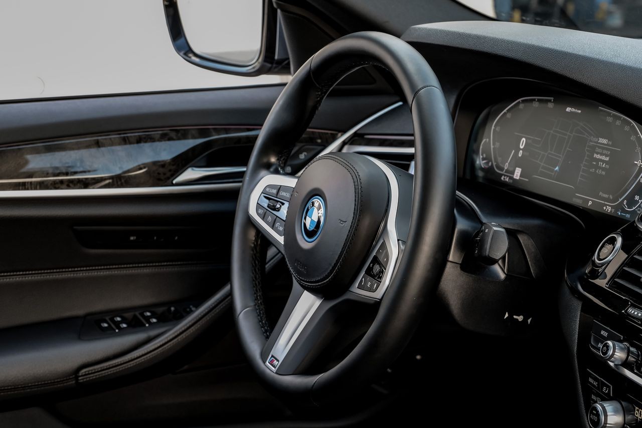 BMW 5 Series Vehicle Main Gallery Image 15