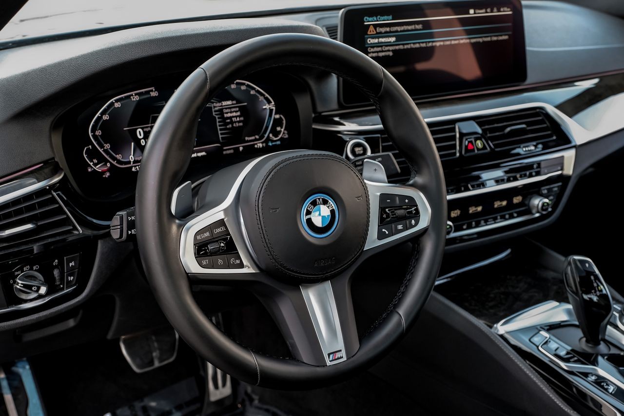 BMW 5 Series Vehicle Main Gallery Image 16