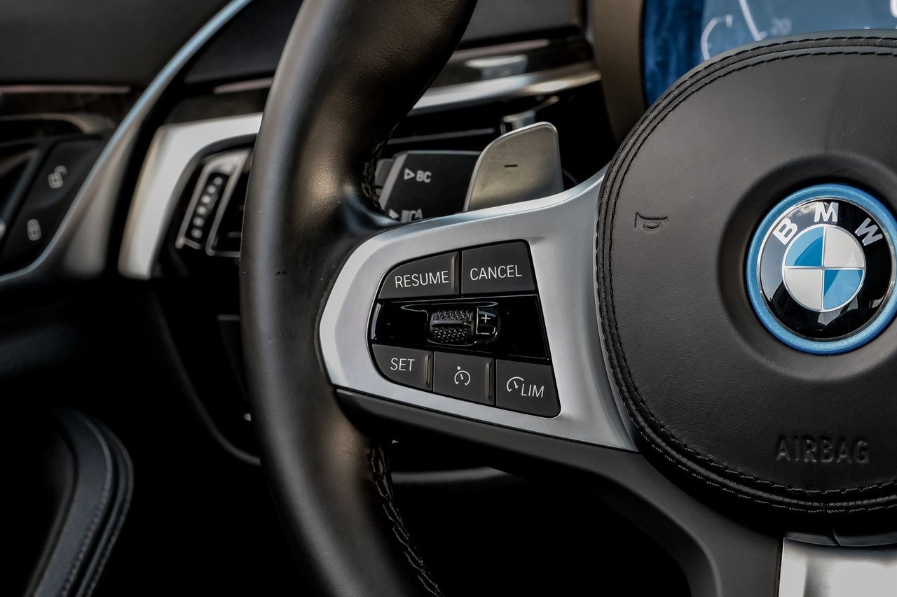 BMW 5 Series Vehicle Main Gallery Image 18