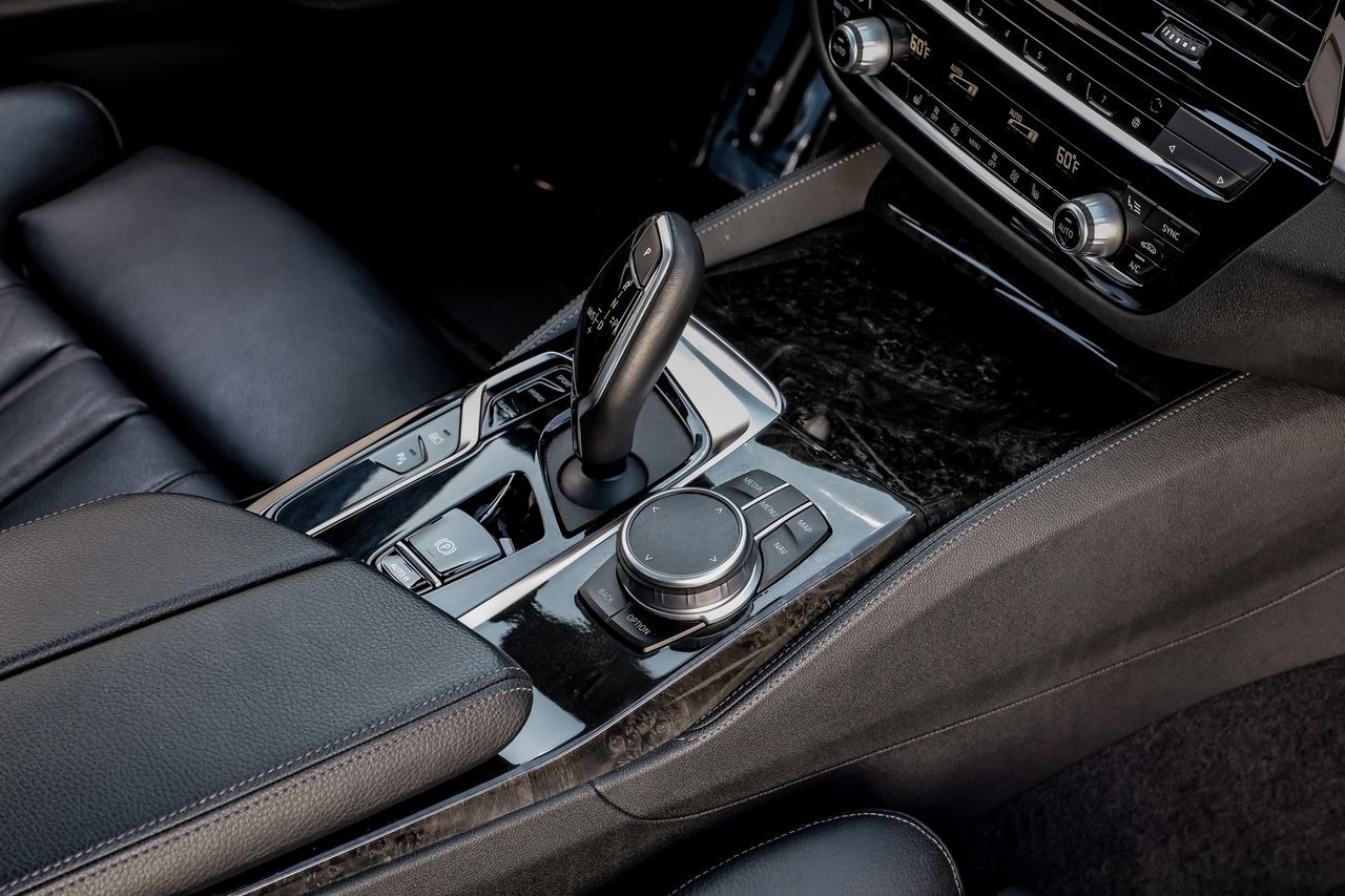 BMW 5 Series Vehicle Main Gallery Image 24
